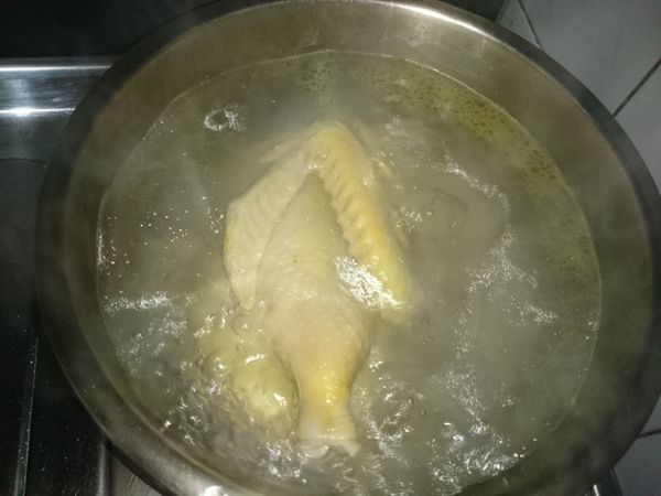 先將鴨肉川燙去雜質過水一下，再取一深鍋，將鴨肉放入，再加入蓋過鴨肉的水量，大滾後轉小火，再煮個25分鐘(視鴨子大小，須自行調整烹煮時間)，