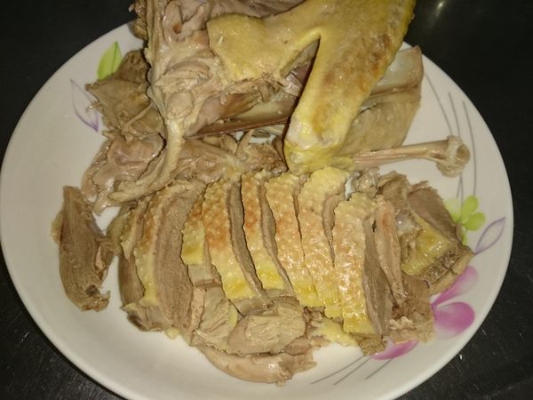 將鴨肉去骨取肉，切片備用，