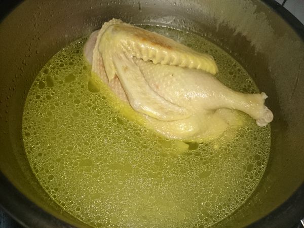 用筷子戳戳看鴨肉，一下就能穿透就表示鴨肉好了，將鴨肉取出，留在鍋內的就是濃郁高湯了，