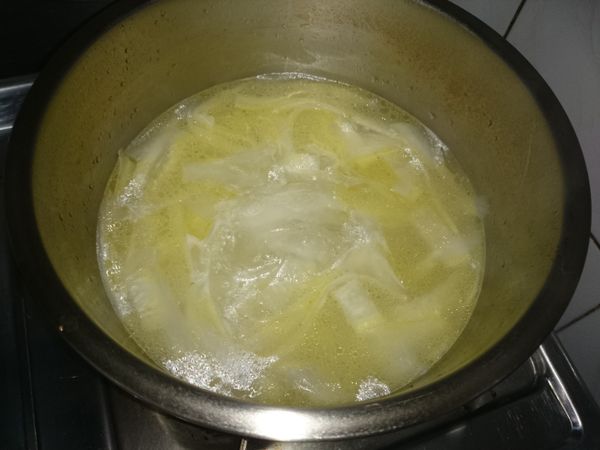 煮到蘿蔔看起來熟透，就可把鴨骨撈出，在鍋內加入[調味料]調味，再來用太白粉水勾芡到自己喜好濃度，