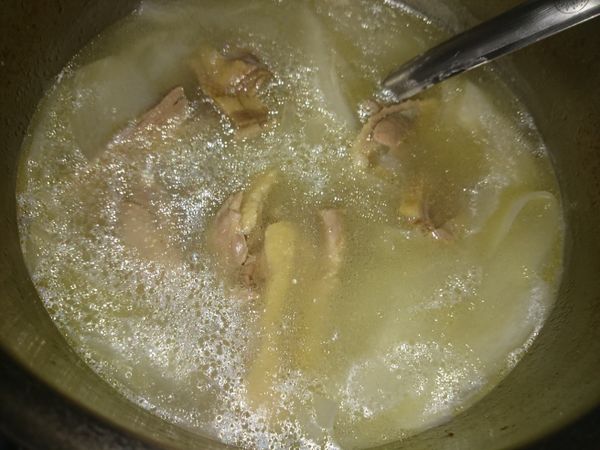 最後放入剛剛剝好的鴨肉片，就可熄火囉，