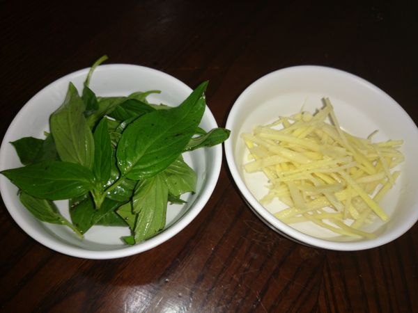 要食用時，再加入嫩薑絲~九層塔~烏醋~白胡椒粉，就完成囉~^^