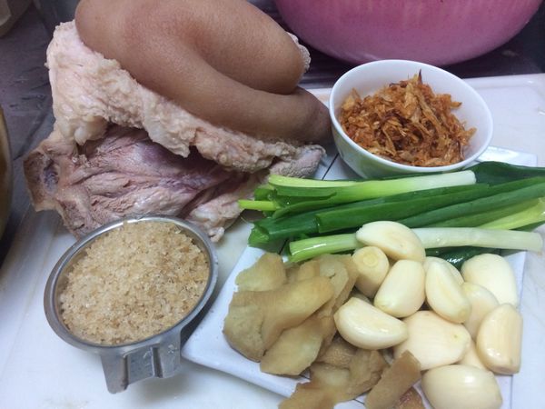 蒜頭只剝去外膜，保留整顆