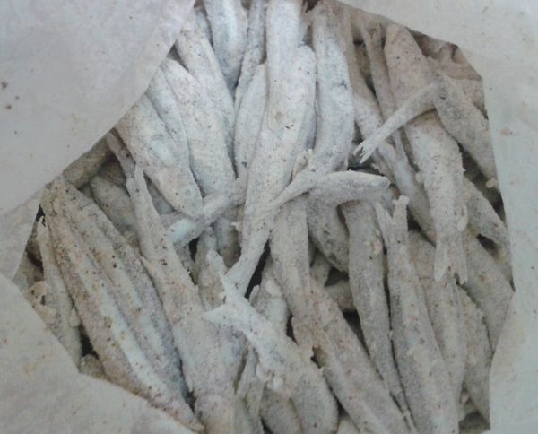 將麵粉，黑胡椒粉，鹽，紅椒粉及辣椒粉拌勻，放入食物袋內，加入銀魚，讓銀魚沾滿粉