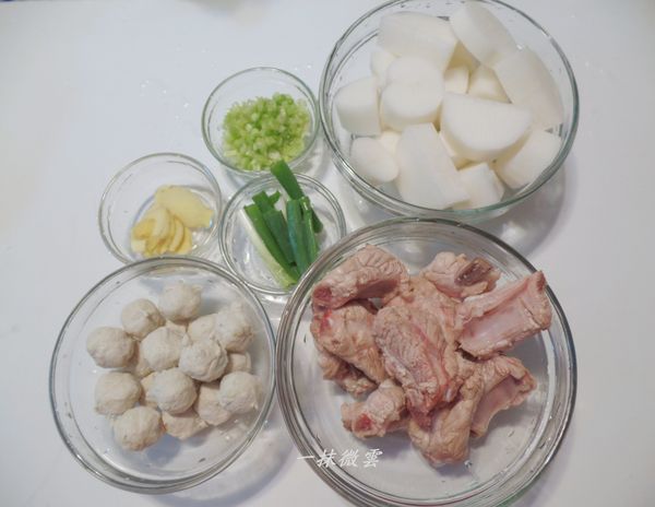 小排洗淨先過滾水汆燙後以冷水再洗一次，白蘿蔔去皮切塊，蔥切段薑切片芹菜切末