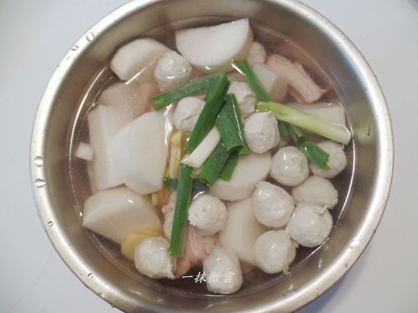 除了芹菜以外所有食材放入電鍋內鍋，加6~8量米杯水，外鍋加3杯水煮至開關跳起加入[調味料]即可