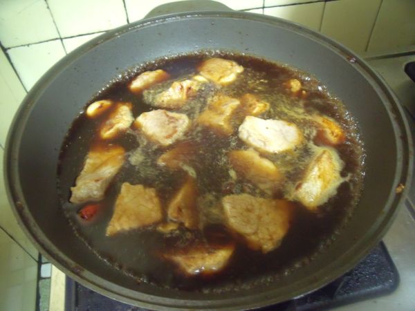 換個較深的鍋,放入步驟1的食材,倒入醬油,海山醬(可以用蕃茄醬代替),米酒,冰糖,水,煮滾後,用小火煮約30分鐘。