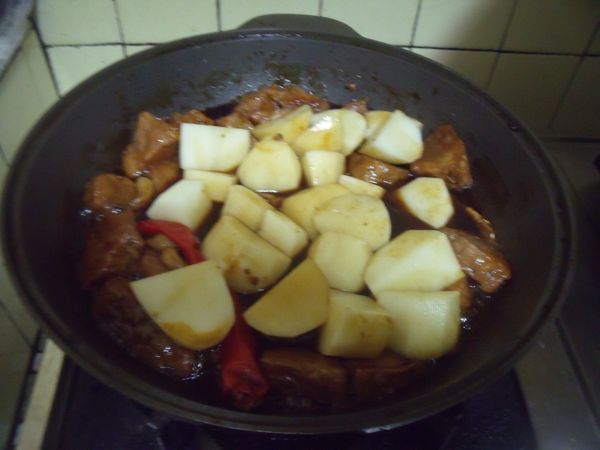 放入切大塊的馬鈴薯,拌一下,鍋上鍋蓋,用小火再煮約30~40分鐘。