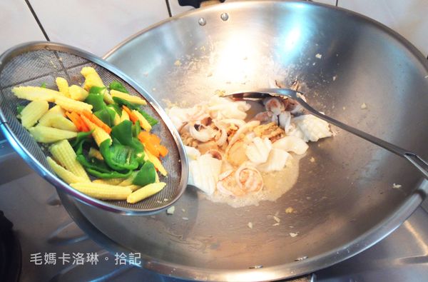 將蔬菜加入拌炒