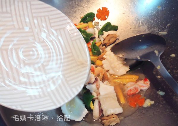 白蘿蔔用筷子插入看看是否已軟，軟了之後取出備用，將出的水倒入鍋中續炒