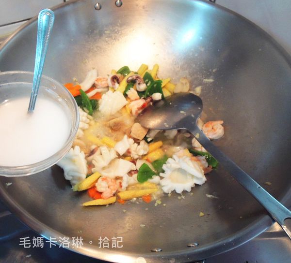 加入太白粉水勾欠，適個人口味而定，不要一次加太多，慢慢倒慢慢調整到想要的濃度