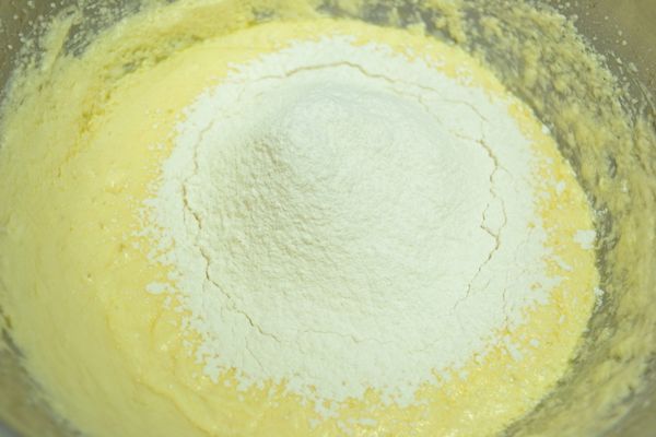 加入過篩的低筋麵粉。