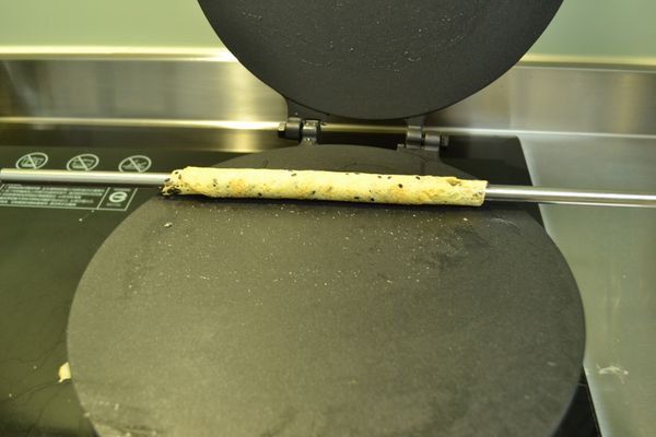 趁熱以鐵捲棒捲起(記得戴手套,會燙喔)