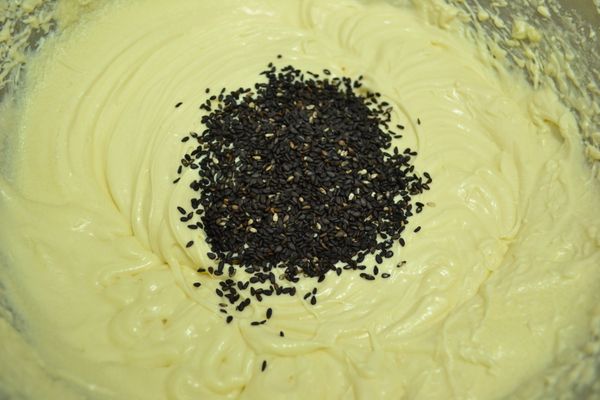 加入黑芝麻拌勻後靜置15分。