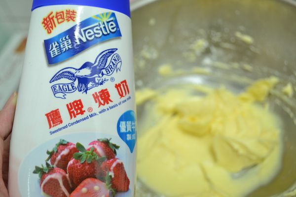 奶油+糖+5大匙煉乳打到泛白。