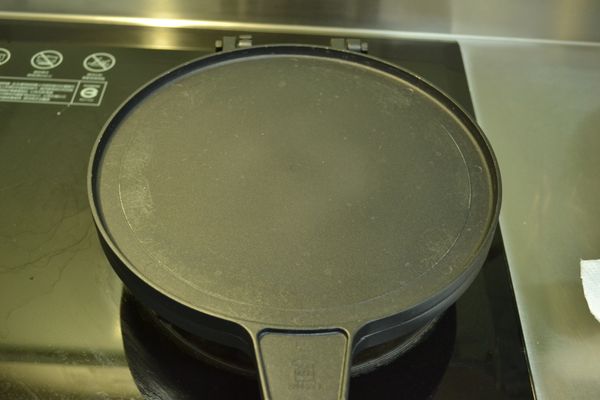 蛋捲模以小火加溫。