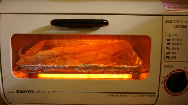 桂花魚乾洗淨後，放進烤箱烘烤3-5分鐘(水分烤乾微焦狀)。