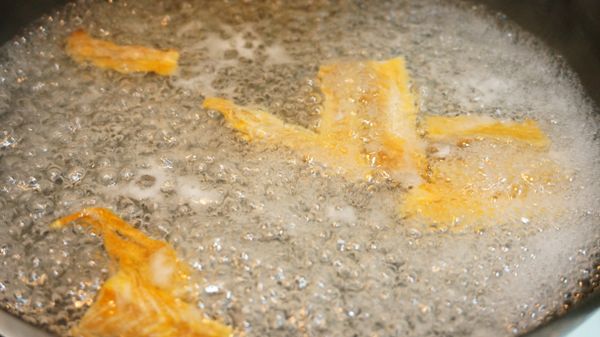 準備2杯水入鍋煮滾，將烘烤好的桂花魚乾放入一起煮，用中小火煮至出味，收乾到剩下1杯量，撈起桂花魚備用。湯盛起備用。