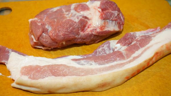 將五花肉或梅花肉放入滾水中川燙，去除血水及雜質。