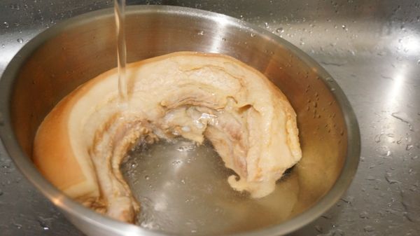 煮好後將豬肉移出熱水中，隨即放入冷水中。將豬肉切成你喜歡的大小，備用。