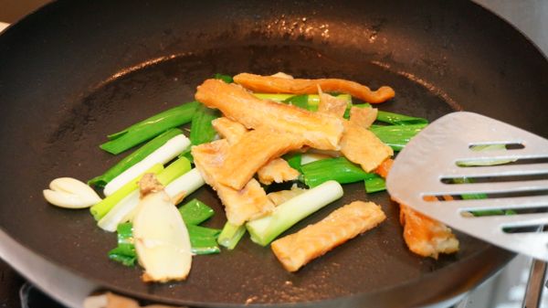 再將剛剛煮過的桂花魚乾放入鍋中，中火拌炒1分鐘。