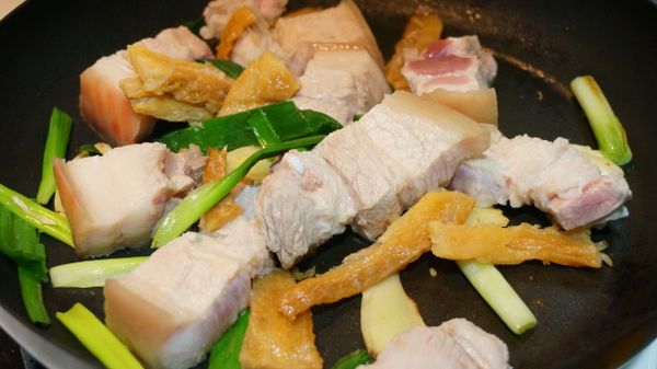 再放入豬肉下去煎至金黃焦香。