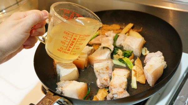 將剛剛盛起的桂花魚乾湯倒入鍋中。