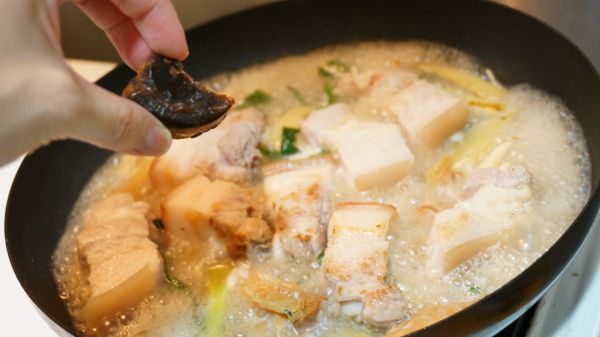 放入黃糖或椰糖。