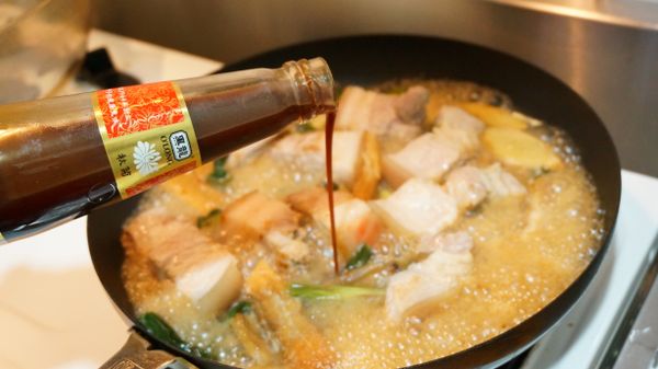 最後倒入壺底油。如果是單純用梅花肉，倒入壺底油後煮3分鐘，待醬汁快收乾前起鍋，即可上桌食用。