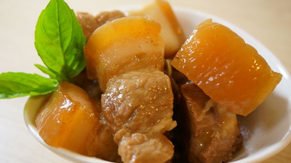 用五花肉烹煮，建議倒入壺底油後稍微拌炒，起鍋放入大同電鍋或電子快鍋，再加入1杯水繼續悶煮20分鐘，讓五花肉的肥皮部分有滑潤口感。