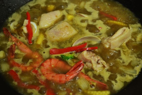 將咖哩煮至溶化拌勻。