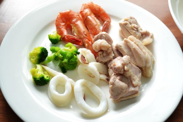 將雞肉、蝦子、花枝、花椰菜放入滾水中汆燙10秒立即撈起。