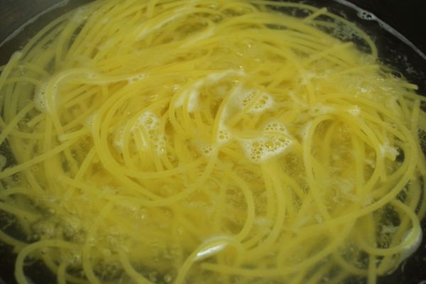 將義大利麵煮熟。