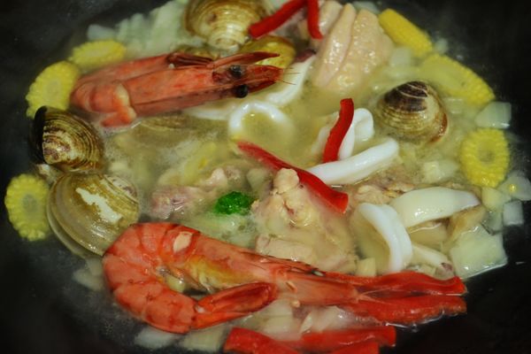 加入汆燙過的蝦、花枝、雞肉、甜椒。