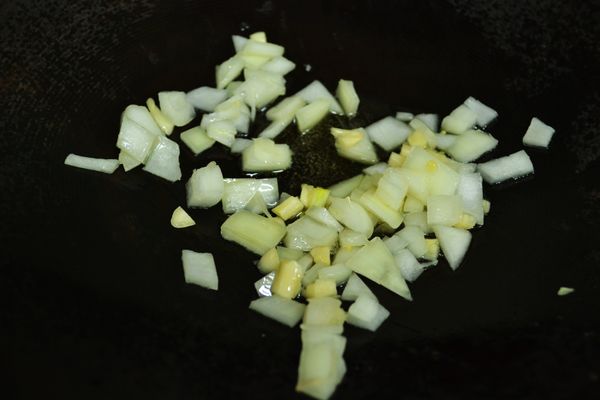 鍋中加入2匙橄欖油爆香蒜頭與洋蔥丁。