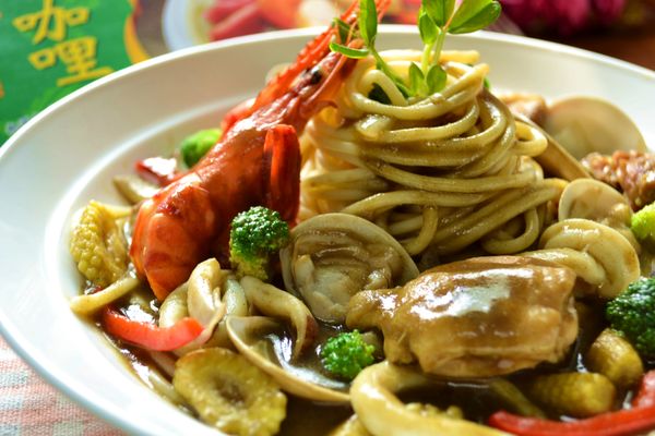 將做法9材料盛於盤上與淋上綠咖哩醬汁。