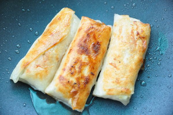 用少許的油香煎至兩面金黃即可起鍋囉!