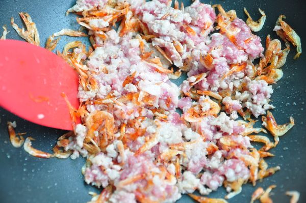 先將櫻花蝦用油煸香後，再放入絞肉拌炒