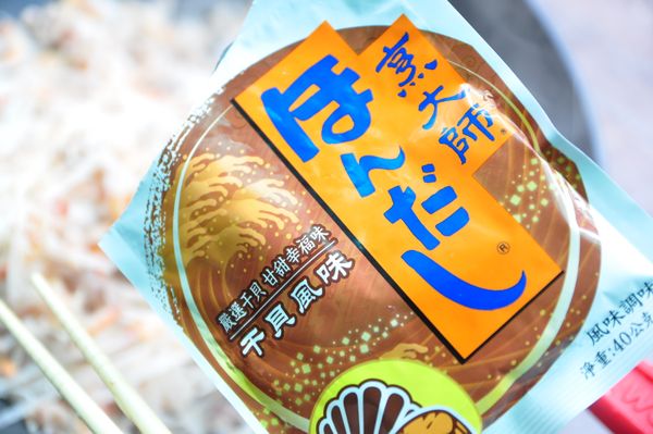 放入適量的鹽、白糊椒粉及更鮮味的烹大師-干貝風味調味