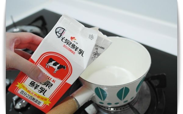 將光泉鮮乳倒入鍋中~使用小火即可:)
