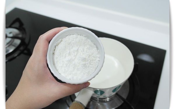 接著倒入玉米粉以及砂糖~~