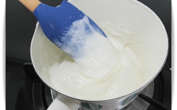 慢慢的奶糊會開始變成濃稠狀態~繼續攪拌然後熄火!!
奶糊有點像是白漿糊的樣子~~