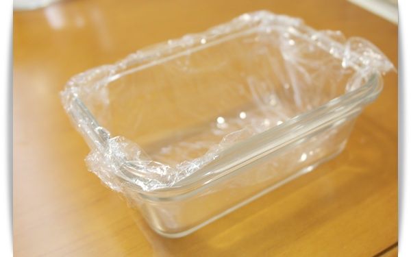 準備一個長方形的容器..裡頭鋪著保鮮膜~~
