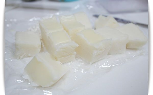 將凝固的奶糊從冰箱取出並切成一小塊一小塊~~