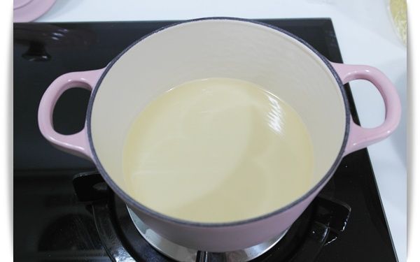 鍋中倒入油~開始熱鍋^^