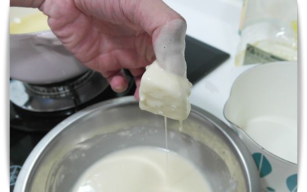 油熱了之後將奶糊均勻的裹上炸漿!!
(可以將奶糊表面沾些麵粉這樣比較好裹炸漿)