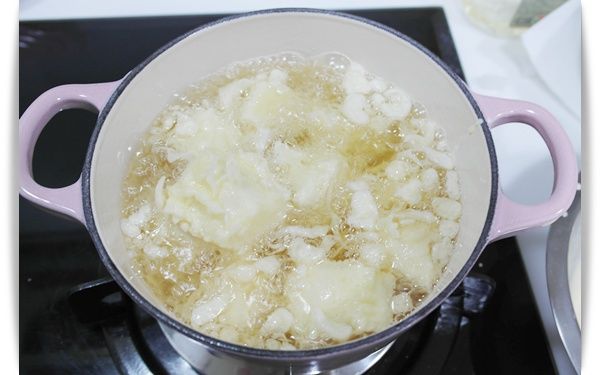 一一的將奶糊下油鍋~用小火即可!!
不時的用筷子小力的翻動避免黏在一起!!