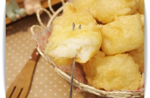 咬一口下去~~濃郁的奶香味讓人一口接一口!!
使用光泉鮮乳製作的炸鮮奶吃的很安心~~快來試試看這美味吧:)