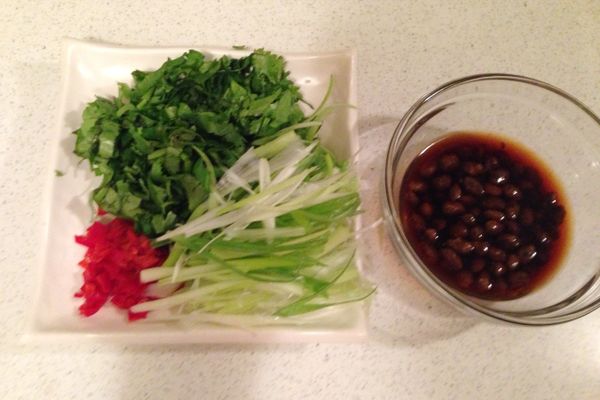 豆豉洗淨，加一點開水泡著備用。
蔥切細絲；香菜、辣椒切末。