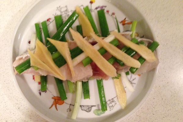 蒸魚準備:
盤底鋪一層蔥段、薑片，放上魚片，魚身上層再鋪上蔥段及薑片。淋上米酒，準備蒸魚。